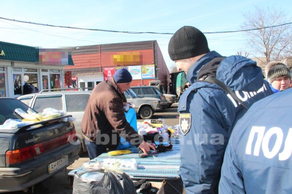 Плановая отработка в Покровске: правоохранители проверили стихийные рынки, питейные и табачные заведения