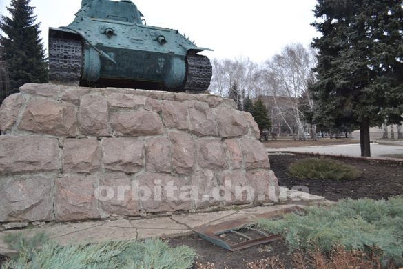 В Покровске на площади Шибанкова поврежден танк