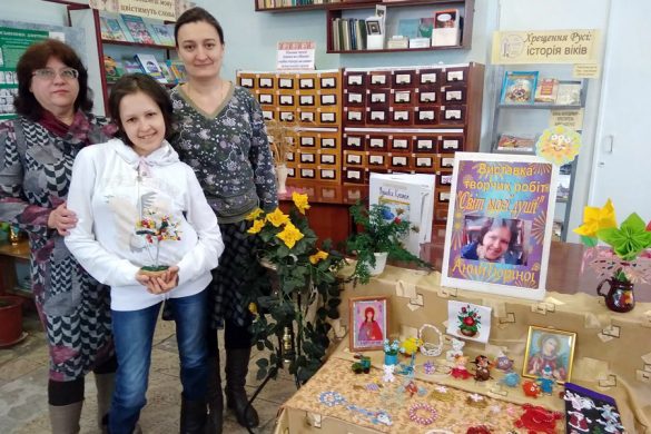 У бібліотеці Покровська відкрилась виставка робіт з бісеру Анни Тюріної