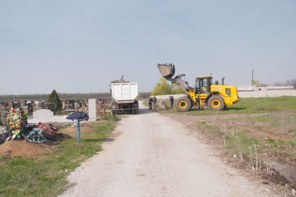 Підготовка до поминальних днів - комунальники прибирають на міських кладовищах