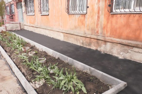 Кілька бригад оновлюють вимощення у центральній частині міста