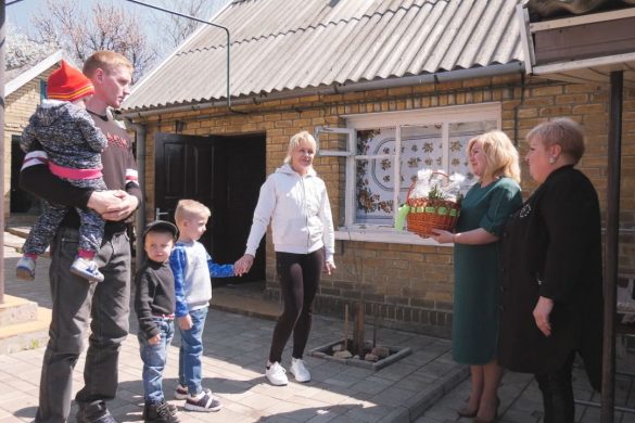 Великодні смаколики отримали від міської влади соціально незахищені покровчани