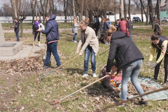 Турбуємося про довкілля змалечку - учні ЗОШ №6 вийшли на суботник