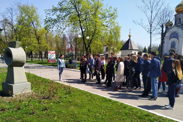 «Гармония истории, искусства и культуры»: в мини-парке каменных скульптур Покровска прошла первая экскурсия