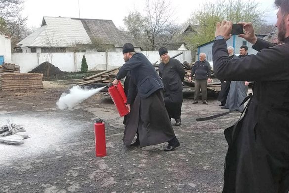 Інспектори ДПРЗ-9 навчали представників духовенства користуватися вогнегасниками