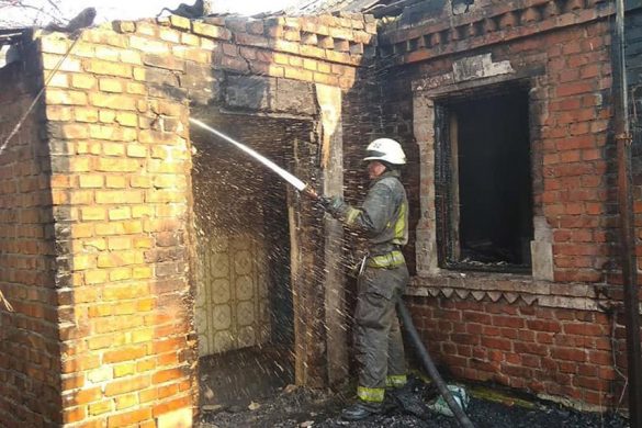 У Покровському районі горів будинок