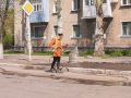 Газони на проспекті Шахтобудівельників приводять до ладу працівники «Зеленого господарства»