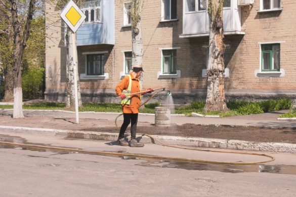 Газони на проспекті Шахтобудівельників приводять до ладу працівники «Зеленого господарства»