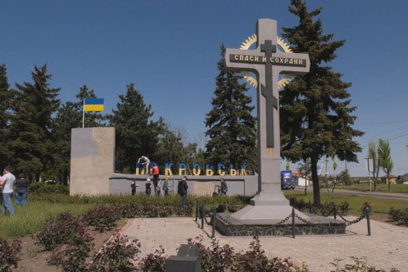 Учні ЗОШ №9 приводять до ладу стелу на в’їзді в Покровськ