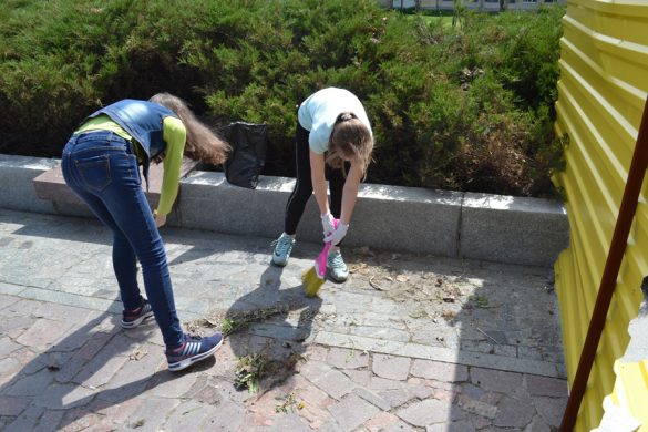 Покровские школьники и коммунальщики приводят в порядок мемориал в микрорайоне «Южный»