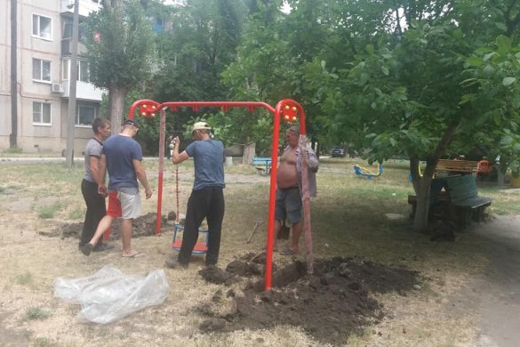 Спільними зусиллями містян та комунальників проведено суботник у мікрорайоні «Лазурний»