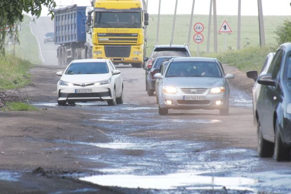Кілометровий жах водіїв – чи дочекається капремонту центральна вулиця Цукуриного?