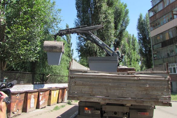 В Покровске обновляют контейнерные стоянки