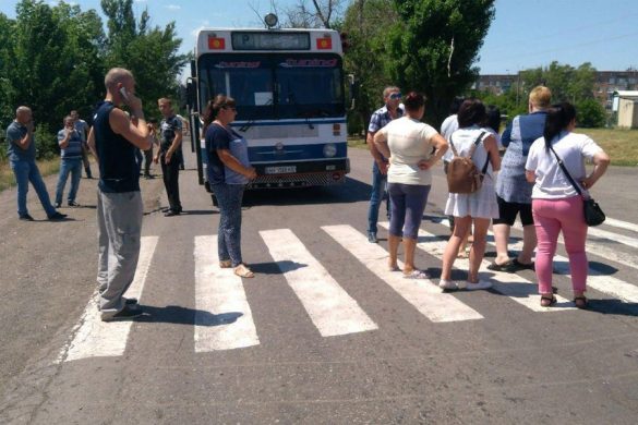 В Донецкой области шахтерские жены перекрыли дорогу