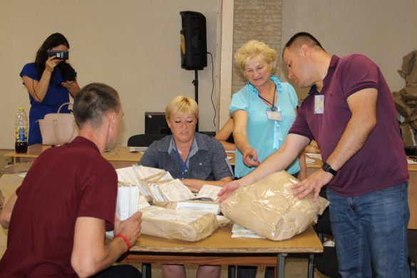 ОВК 50-го округу продовжує прийом протоколів та бюлетенів від дільничних комісій