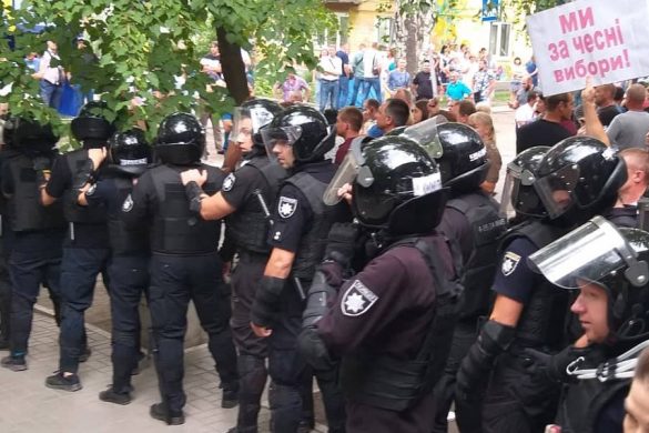 У окружной избирательной комиссии в Покровске дежурят спецназначенцы