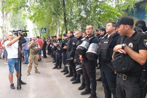 Гучний підрахунок голосів в ОВК №50 триває