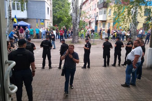 Цілодобова охорона, перепалки та технічні перерви - триває підрахунок голосів в ОВК №50