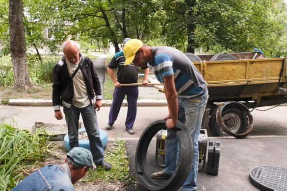 Заміну старих люків проводить КП «Покровськводоканал»