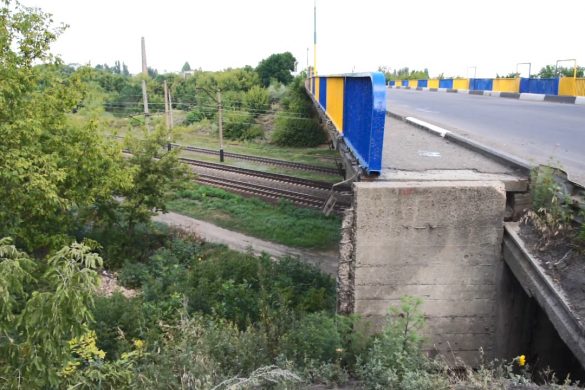 Тріщини та провалля - міст КПД стає небезпечним для пішоходів