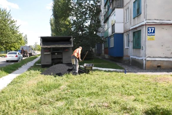 Облаштування прибудинкових територій триває у мікрорайоні «Лазурний»