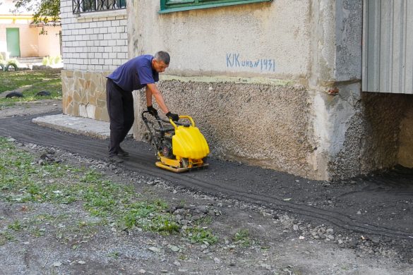 Роботи з благоустрою міста в рамках програми «200-200-200» тривають у Покровську