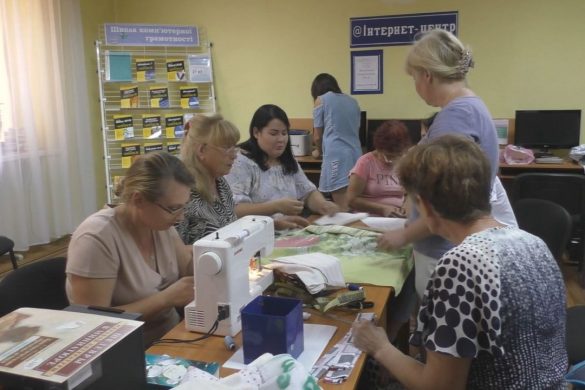 Пакетам – бій! У бібліотеці Добропілля шиють екосумки для продуктів