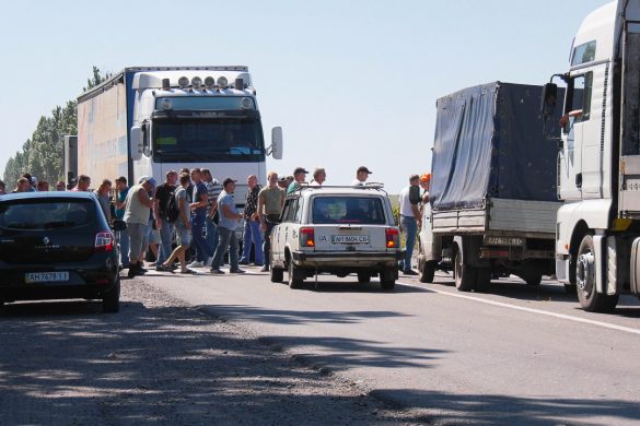 Протестні блокування: шахтарі перекрили дорогу Покровськ - Селидове