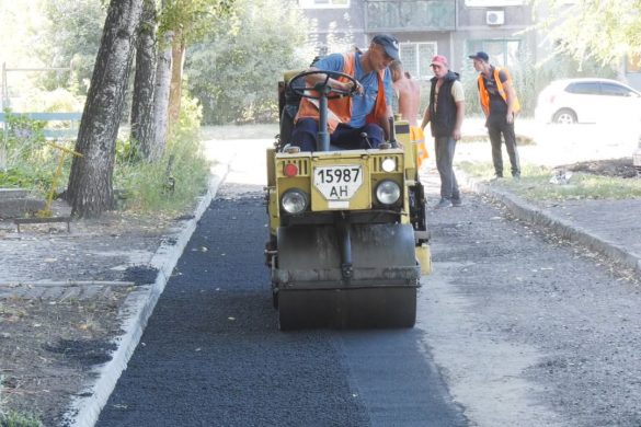 Ремонт міжквартальних доріг триває у Мирнограді