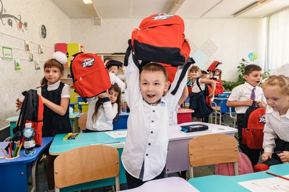 День знаний на Донбассе: торжественные линейки, подарки от хоккеистов, компьютерные классы от благотворителей