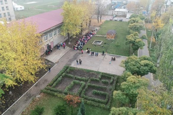 Подвір’я щасливого дитинства з’явилось у ЗОШ №5 Мирнограда за підтримки ПРАТ «Донецьксталь»