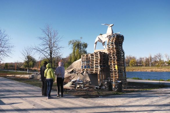 Цікаво та оригінально - триває робота над скульптурою орігамі-оленя в парку «Ювілейний»