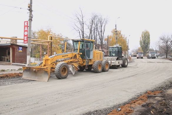 До Дня автомобіліста і дорожника - про тих, хто проводить капремонт вулиці Шмідта