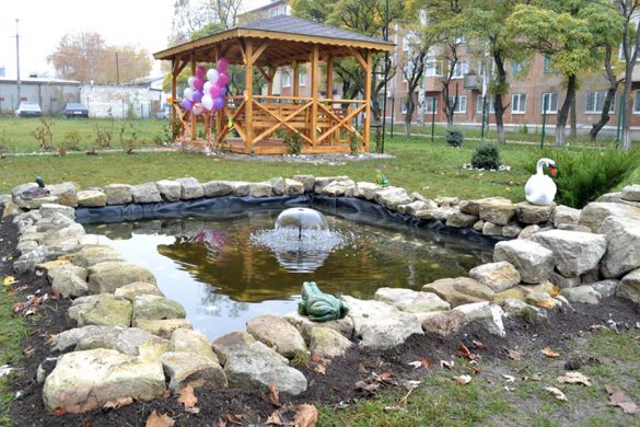 «Дворик счастливого детства» появился в одной из школ Мирнограда благодаря компании «Донецксталь»