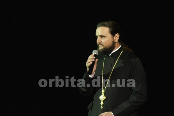 Співочий клірик на сцені Покровська: неймовірний виступ-проповідь
