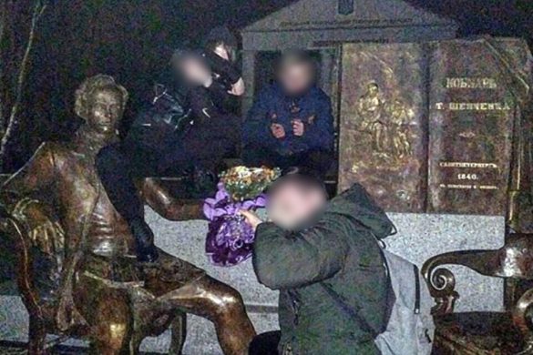 Поліція Покровська встановила підлітків, які влаштували непристойну фотосесію на пам’ятнику Кобзарю