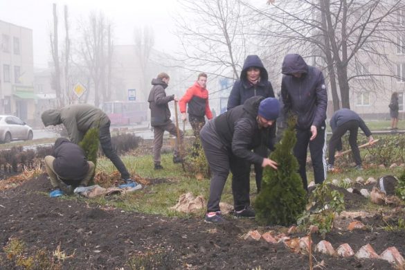 «Зелений десант». До висадки декоративних кущів долучились старшокласники міста