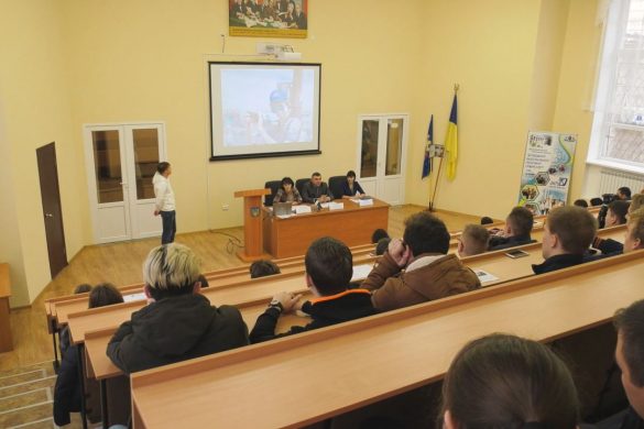 Корисна інформація перед трудовою діяльністю: податківці та фахівці пенсійного фонду зустрілись зі студентами