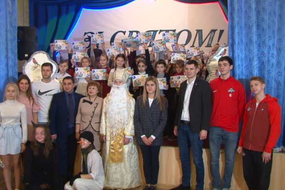 У День Святого Миколая Борис Колесніков передав у навчальні заклади Донбасу 61 тисячу солодких подарунків