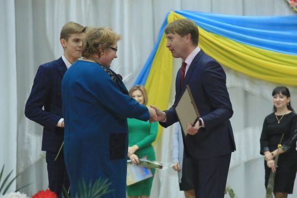 Урочисто привітали у Мирнограді працівників місцевого самоврядування, військових та волонтерів