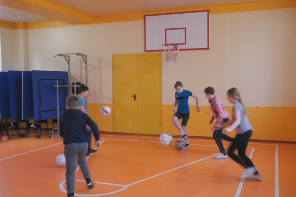 Кому більше подобається урок футболу у школах - хлопчикам чи дівчаткам?