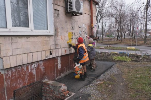 Боротьба комунальників Покровська з рекламою інтернет-продажу наркотичних засобів триває