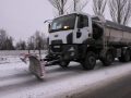 20 одиниць техніки та 80 двірників. Як у Покровську боролись із першим снігом