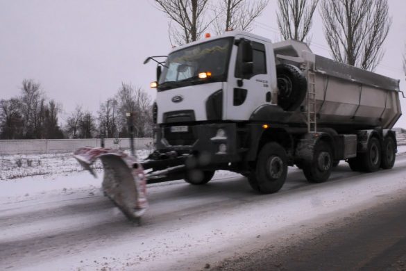 20 одиниць техніки та 80 двірників. Як у Покровську боролись із першим снігом