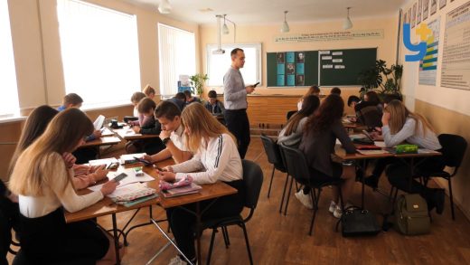 Досвід проти молодості, або Який вчитель навчить краще?