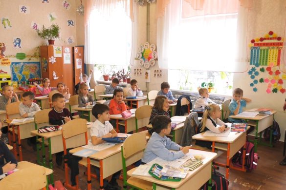 Новими партами укомплектовують перші класи закладів Покровського міського відділу освіти