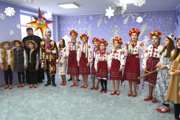 Із традиціями в серці - святковим вертепом та веселими колядками відзначають Різдво у Покровську