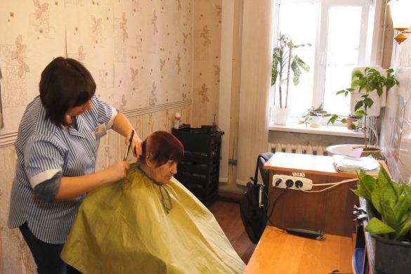 Залишатися красивими та охайними у будь-якому віці допомагає підопічним територіальний центр Покровська