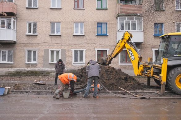 КП «Покровськводоканал» продовжує роботи з заміни аварійних комунікацій - сьогодні бригада працювала у Родинському