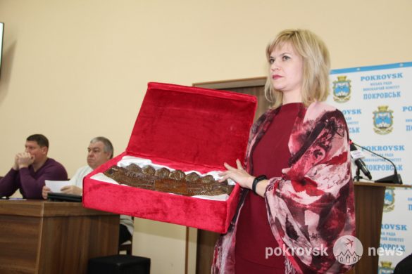 На гербе и флаге Покровска хотят заменить ласточку (ОПРОС)
